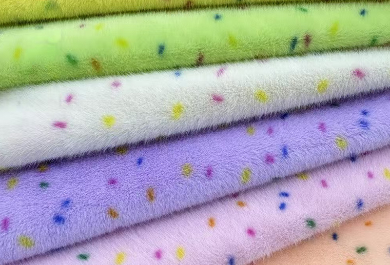 Ren polyester imitert minktrykk med fargerike prikker