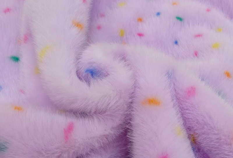 Ren polyester imitert minktrykk med fargerike prikker Ren polyester imitert minktrykk med fargerike prikker