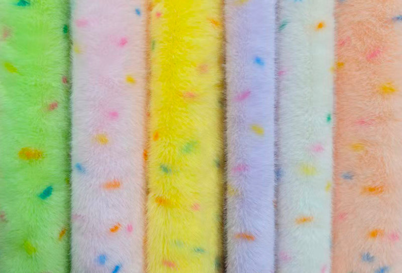 Ren polyester imitert minktrykk med fargerike prikker Ren polyester imitert minktrykk med fargerike prikker