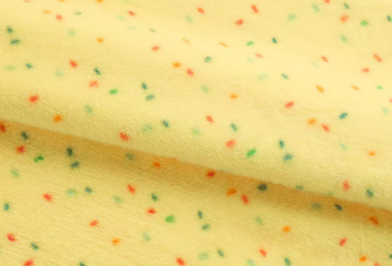 Ren polyester imitert minktrykk med fargerike prikker Ren polyester imitert minktrykk med fargerike prikker