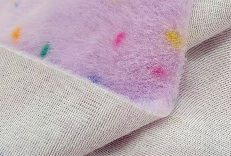 Ren polyester imitert minktrykk med fargerike prikker Ren polyester imitert minktrykk med fargerike prikker