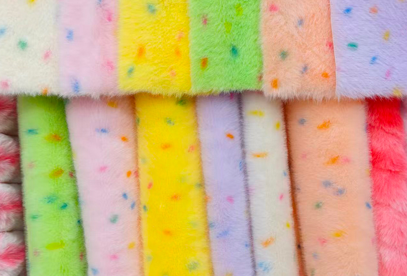 Ren polyester imitert minktrykk med fargerike prikker Ren polyester imitert minktrykk med fargerike prikker